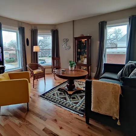Historic Oak Park Home For 6 / Hemingway District